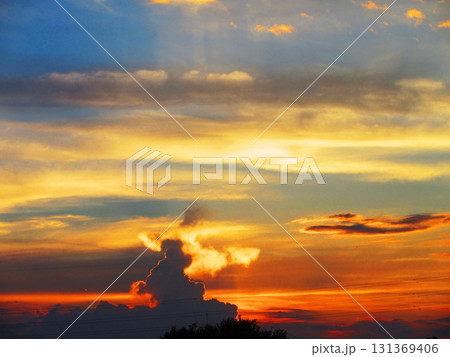 夕焼け空の美しい風景 夕焼け空の美しい風景 131369406