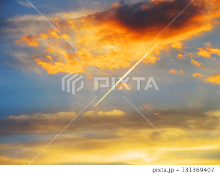 夕焼け空の美しい風景(飛行機雲) 夕焼け空の美しい風景(飛行機雲) 131369407
