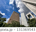 新宿の高層ビルと青空と白い雲、昼 131369543