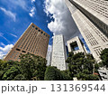 新宿の高層ビルと青空と白い雲、昼 131369544