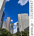 新宿の高層ビルと青空と白い雲、昼 131369547