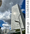 新宿の高層ビルと青空と白い雲、昼 131369548