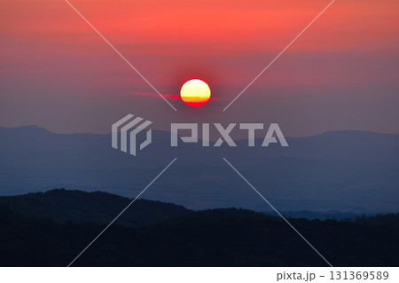 山並に沈む夕陽 131369589