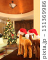 クリスマスツリーを眺めるシカ 131369986