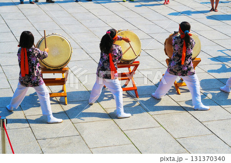 西新井大師(東京都足立区)での誠竜太鼓の子ども太鼓の演舞(パフォーマンス)の風景 西新井大師(東京都足立区)での誠竜太鼓の子ども太鼓の演舞(パフォーマンス)の風景 131370340
