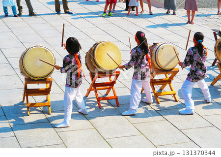 西新井大師(東京都足立区)での誠竜太鼓の子ども太鼓の演舞(パフォーマンス)の風景 西新井大師(東京都足立区)での誠竜太鼓の子ども太鼓の演舞(パフォーマンス)の風景 131370344