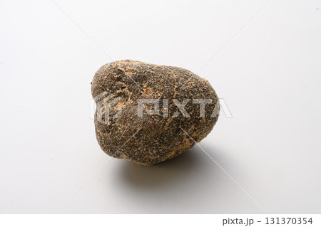 白バックの丹波篠山産山の芋 131370354