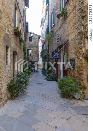 Pienza old town narrow street charming atmosphere 131370371