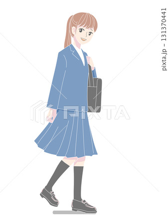 笑顔で登校する女性生徒 131370441
