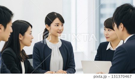 活発に議論する日本人ビジネスチーム 131370467