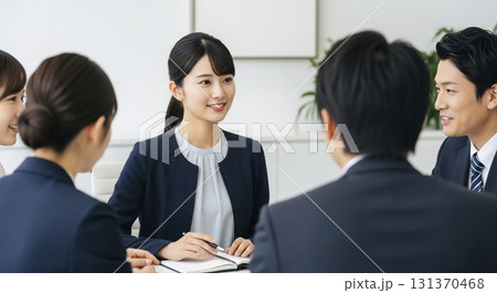 活発に議論する日本人ビジネスチーム 131370468