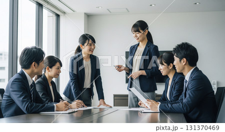 活発に議論する日本人ビジネスチーム 131370469