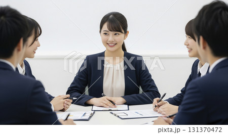 活発に議論する日本人ビジネスチーム 131370472