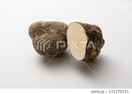 白バックの丹波篠山産山の芋 131370533