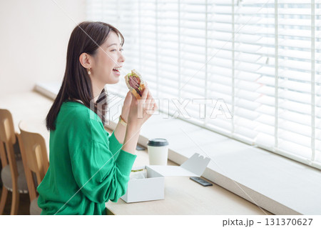 サンドイッチを食べる女性 131370627