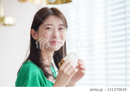 サンドイッチを食べる女性 サンドイッチを食べる女性 131370630