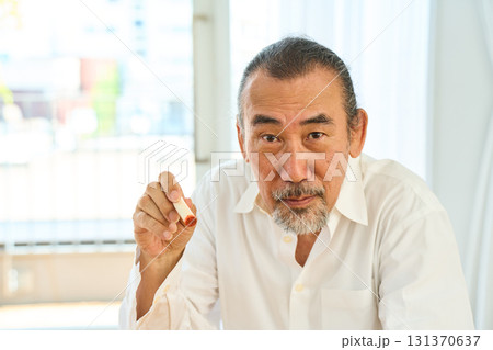 実印を押すシニア 131370637