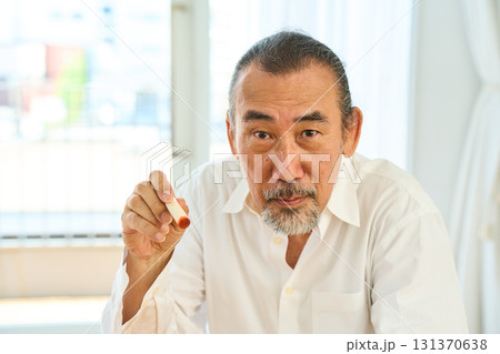 実印を押すシニア 131370638