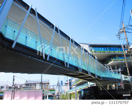 埼玉県川口市の川口市役所の2期棟工事後の渡り廊下の風景 131370797