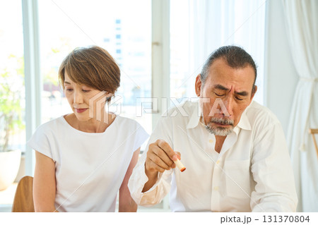 実印を押すシニア 実印を押すシニア 131370804