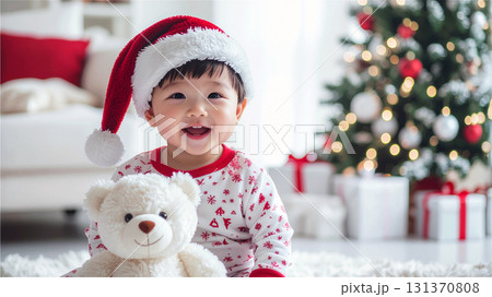 サンタの帽子をかぶったパジャマ姿の男の子の赤ちゃん 131370808