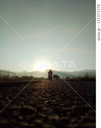 タイ北部の山から昇る日の出。ナーン県。 タイ北部の山から昇る日の出。ナーン県。 131371378