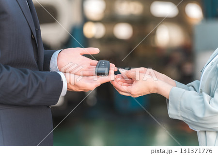 女性客から車の鍵を預かる営業マン,セールスマンの男性スタッフ 131371776