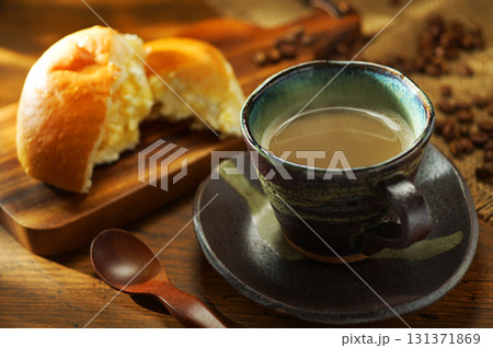 カフェオーレとクリームパン 131371869