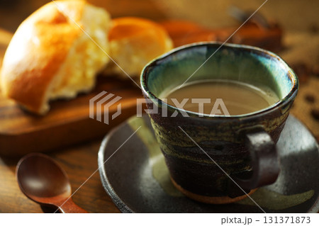 カフェオーレとクリームパン 131371873