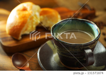 カフェオーレとクリームパン 131371874