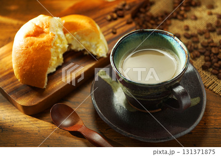 カフェオーレとクリームパン 131371875