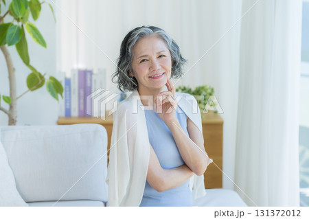 スキンケアをするシニア女性 131372012