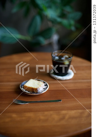 アイスコーヒーとおやつのレモンケーキ 131372039