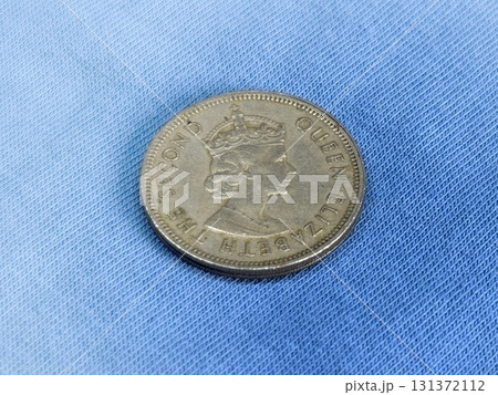 青い背景に置いてある香港の硬貨　50セント 131372112