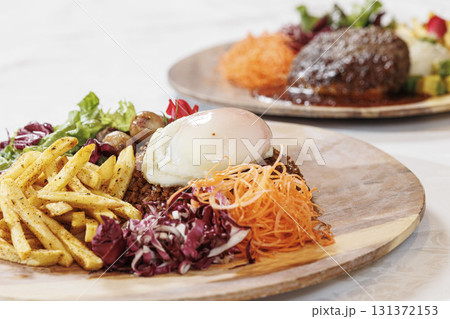美味しそうな洋食のランチプレート　 131372153