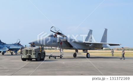 トーイングされる航空自衛隊F-15Jイーグル トーイングされる航空自衛隊F-15Jイーグル 131372169