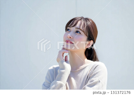 考える女性　Generative AI 131372176