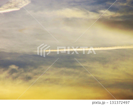 夕焼け空と飛行機雲の風景 131372497