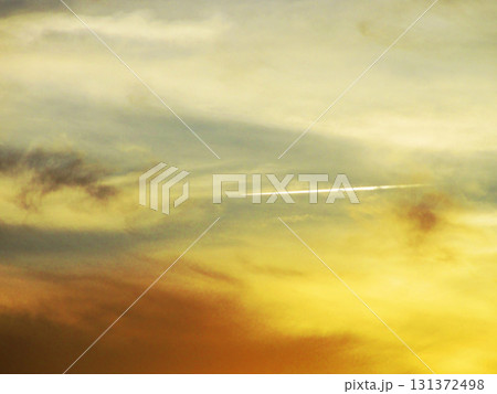 夕焼け空と飛行機雲の風景 夕焼け空と飛行機雲の風景 131372498