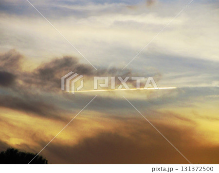 夕焼け空と飛行機雲の風景 131372500