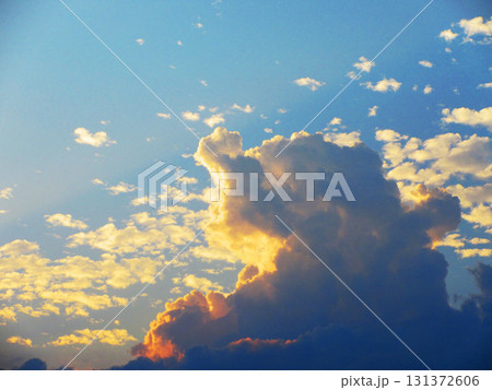 暗雲(黒雲)もある夕暮れの空の風景 暗雲(黒雲)もある夕暮れの空の風景 131372606