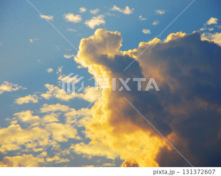 暗雲(黒雲)もある夕暮れの空の風景 暗雲(黒雲)もある夕暮れの空の風景 131372607