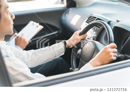 教習所で指導する教官と運転免許を取得するため受講する中年の男性ドライバー 教習所で指導する教官と運転免許を取得するため受講する中年の男性ドライバー 131372738