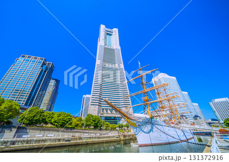 日本の横浜都市景観　桜木町駅前。横浜ランドマークタワーや日本丸などを望む。明日へ、希望の光 131372916
