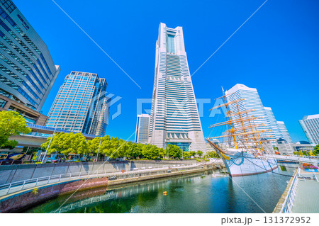 日本の横浜都市景観　桜木町駅前。横浜ランドマークタワーや日本丸などを望む。明日へ、希望の光 131372952