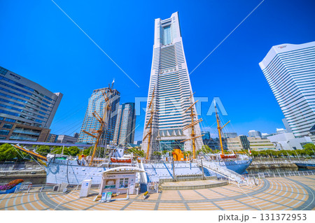 日本の横浜都市景観　桜木町駅前。横浜ランドマークタワーや日本丸などを望む。明日へ、希望の光 131372953