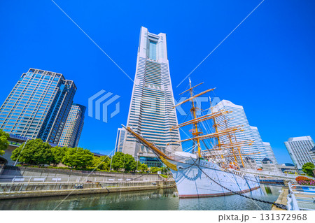 日本の横浜都市景観　桜木町駅前。横浜ランドマークタワーや日本丸などを望む。明日へ、希望の光 131372968