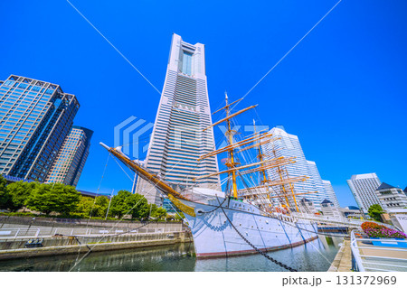 日本の横浜都市景観　桜木町駅前。横浜ランドマークタワーや日本丸などを望む。明日へ、希望の光 131372969
