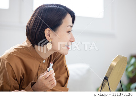 鏡の前で口紅を塗る女性 鏡の前で口紅を塗る女性 131373120