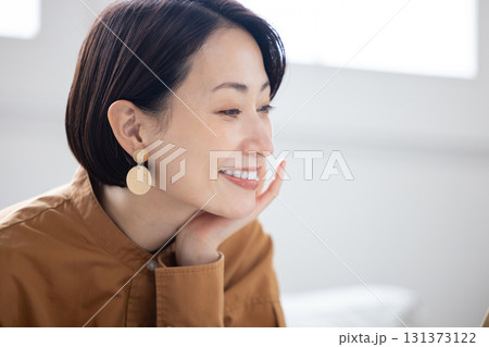 優しく微笑むショートヘアの40代女性 優しく微笑むショートヘアの40代女性 131373122
